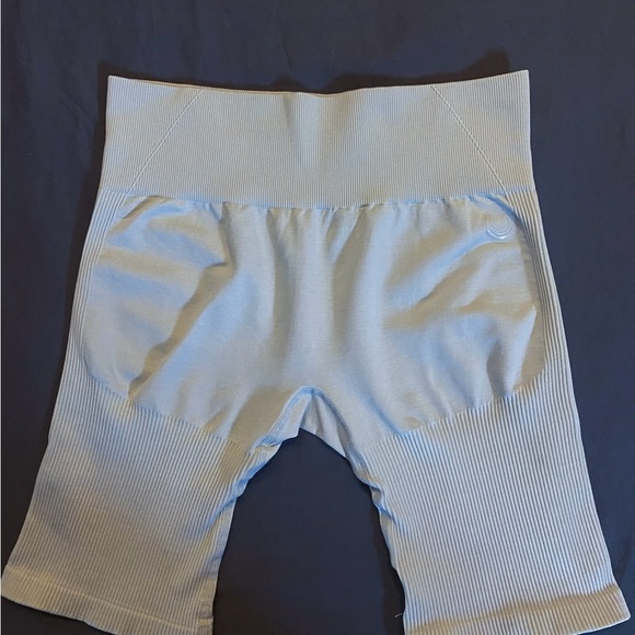 Lazuli Label Light Grey Scrunch Seamless Ribbed Contour Highwaisted Shorts | M - Picture 3 of 4